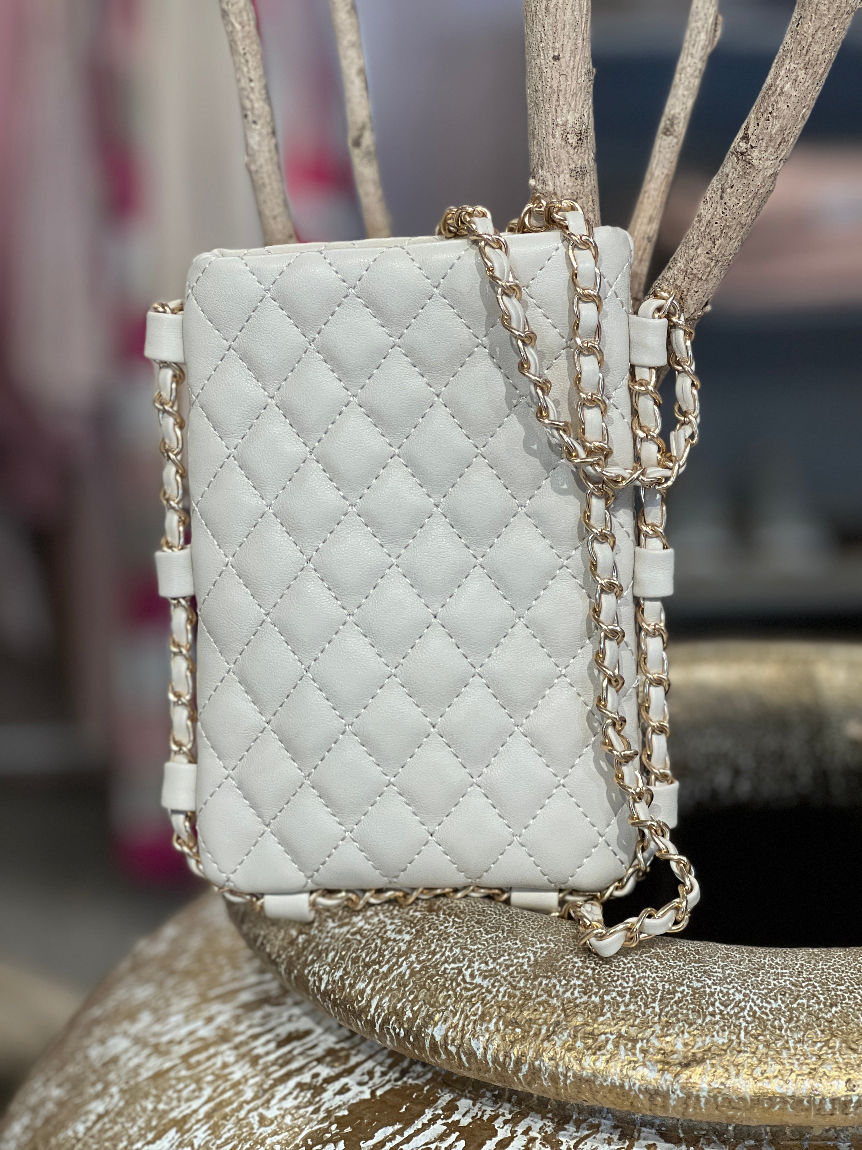 Caroline - Beige liten väska med guldkedja